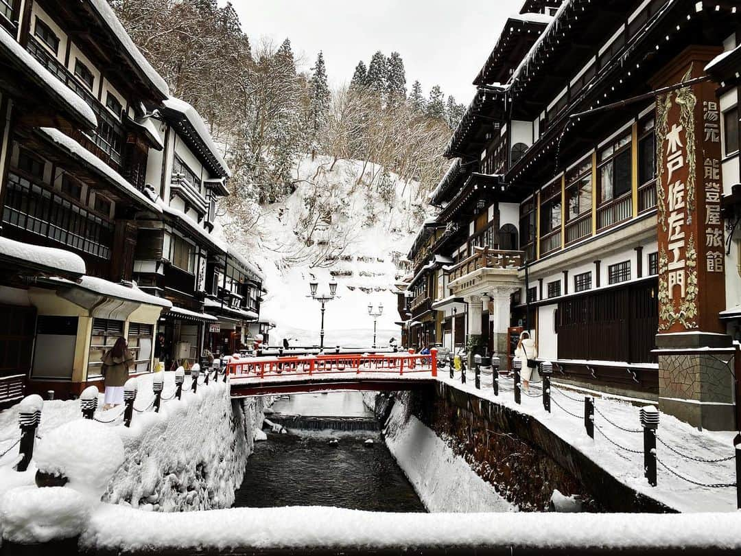 吉江瞳のインスタグラム：「お昼の銀山温泉♨️ 一面雪でした☃️❄️ 雪国は北海道以外行ったことがなく気分が上がった🥰❤️ すごく雪もふわふわサラサラで雪玉さえ作れないくらいでした😂 白銀の滝行きたかったけど雪が積もりすぎて交通止めだった😭😭 5月くらいまで雪が残ってるそうです😱😱 #銀山温泉 #雪国 #銀世界 #山形 #東北 #よし旅 #よしえの冬休み」