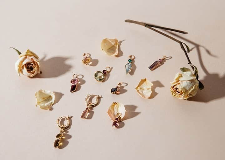 リジー フォルトゥナートのインスタグラム：「Our kinda bouquet 🌸 the prettiest assortment of one of a kind 14k gold charms has landed 🛬 #lizziefortunato」