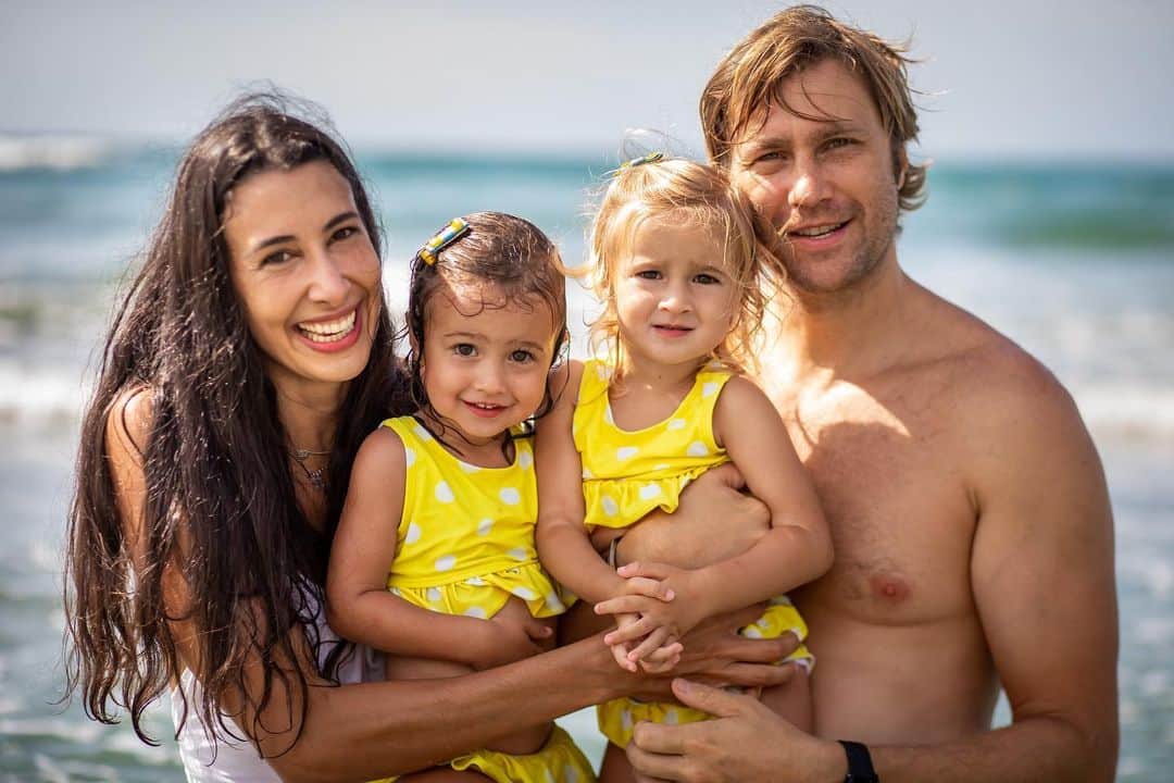 シェイラ・カストロのインスタグラム：「Passando aqui pra deixar registrado que hoje é aniversário do meu lindinho, do amor da minha vida!  Lindinho, te amo! E amo o cuidado que vc tem com nossa família! Espero comemorar ao seu lado até sermos bem velhinhos!!! #loveofmylife #birthday #2defevereiro」
