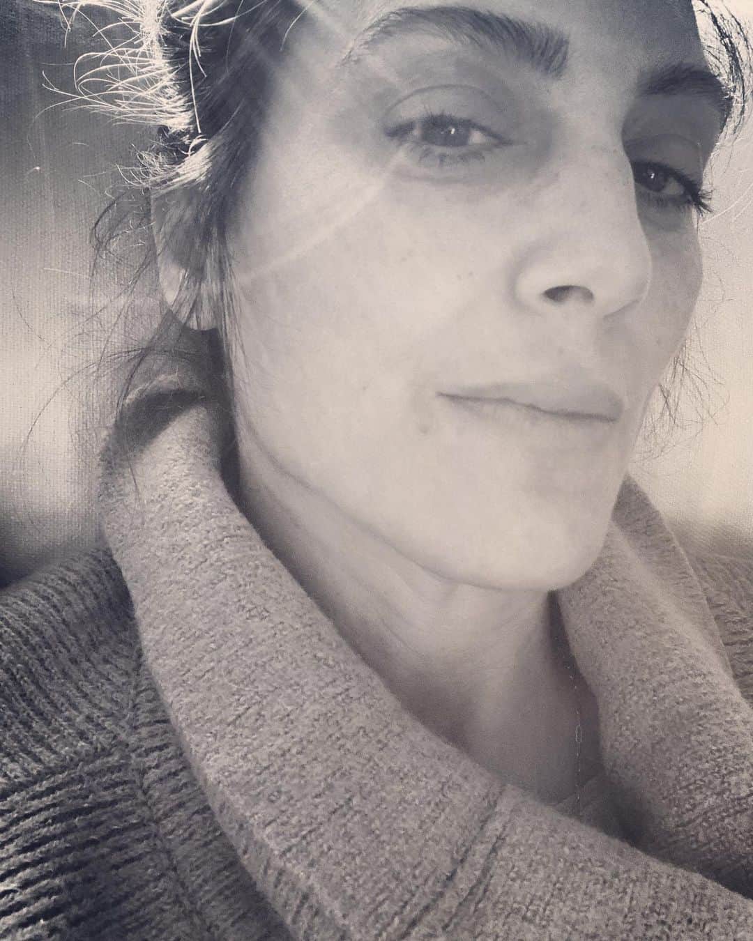 ジェニファー・エスポジートのインスタグラム：「I’m waiting. Waiting for retribution. Waiting for accountability. Waiting for justice. “Trauma compounds other trauma” said by #AOC regarding the trauma she’s experienced in her life. If you’ve ever experienced trauma of any sort, then when more trauma happens it’s like a scab that doesn’t ever get to fully heal. Sometimes even opening a wound completely. I for one KNOW I will never see justice for certain injustices that I’ve seen in my own life. It keeps me awake at night at times. Injustice has always been something I deeply struggle with. I don’t get it and don’t accept such imbalance of what’s simply right and wrong. Then what? What do you do if you live in an unjust world for so many? It takes up so much space to live in trauma. You live in a waiting period for such justice. Life stops at times. Only way forward is do what IS in your power. Healing without accountability is so so tough to swallow. Sadly, it has been this way for centuries.  I push daily to do what’s in my power to be better, demand better for the us all .  What can you do?」