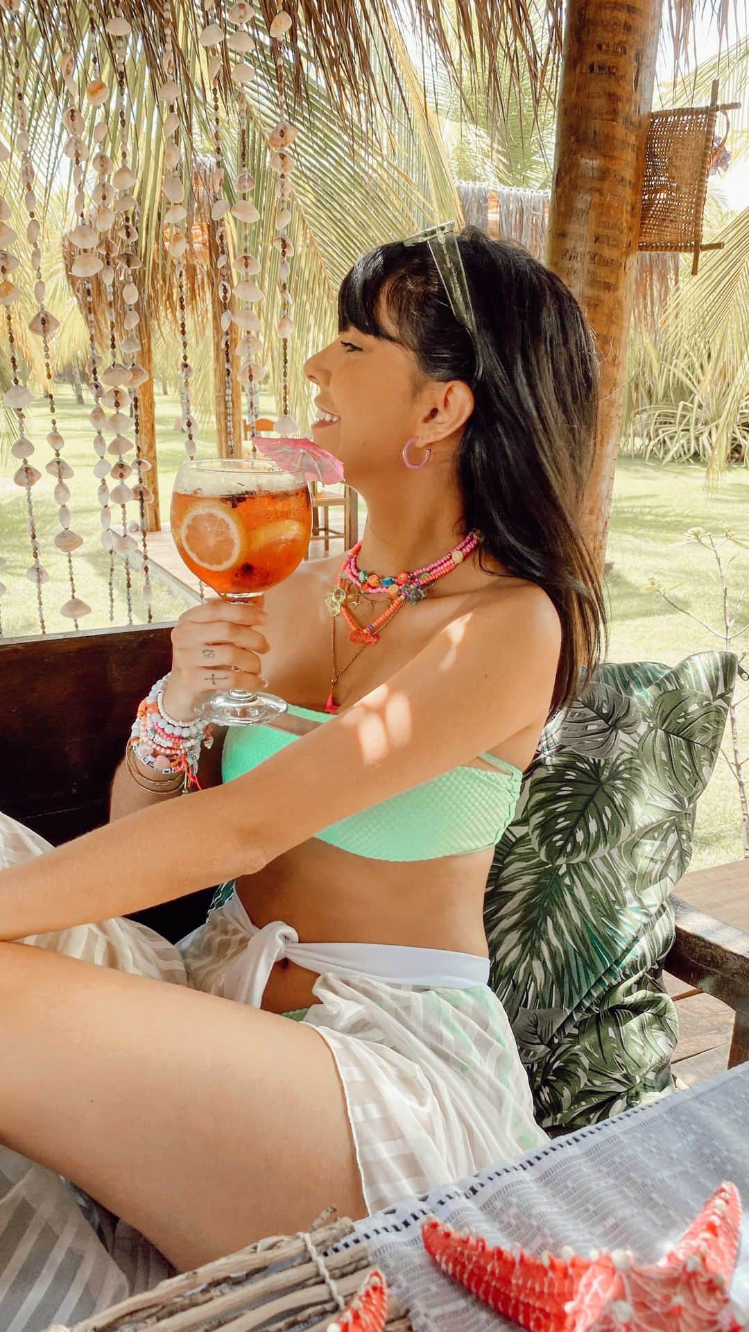 Gabriela Salesのインスタグラム：「Quando a vida te der limões, faça uns bons drinks kkkk! Ela faz a receitah delah: - Lacri Drink🍹🍹🍹 -Pegue uma taça e cubra de gelo -Adicione Gin e tônica (opcionais) -Coloque umas rodelas de limão na borda entre a taça e o gelo -Adicione @desincha geladinho sabor Hibiscus e Pink Limonade  -Coloque canela e cravo! E tá prontinho! Ficou delíciaaaaa! Vou fazer horrores no Ricaspub 😂😝 Curtiram??? *publi」