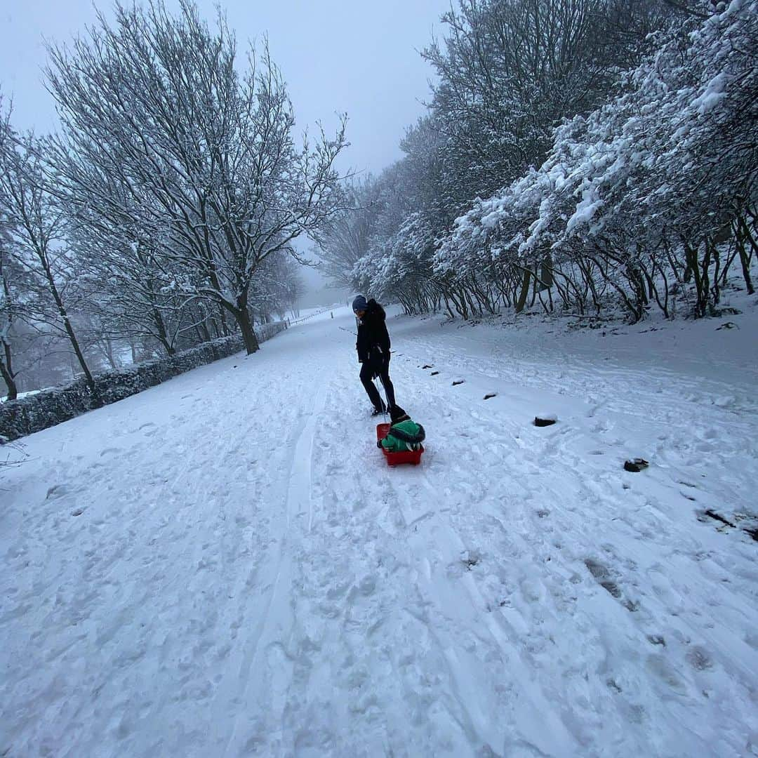 GazGShoreさんのインスタグラム写真 - (GazGShoreInstagram)「Simply magical I still get so excited waking up and seeing snow but having kids let’s u be a kid again 💙」2月3日 5時40分 - gazbeadle