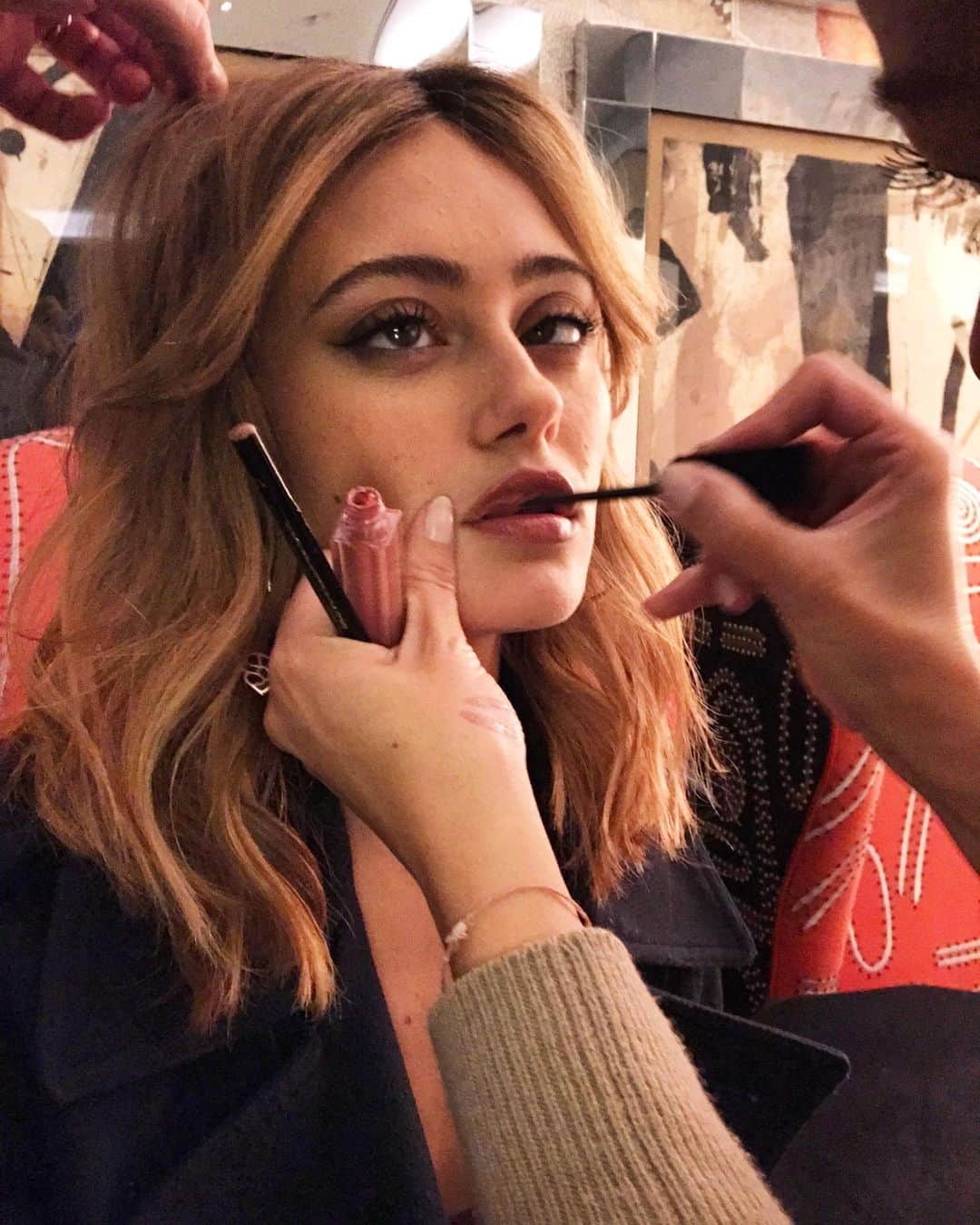 エラ・パーネルのインスタグラム：「Can’t wait to get back to work so I can distract @valeriaferreiramakeup with faces like these while she does her face art on me ✨💫」