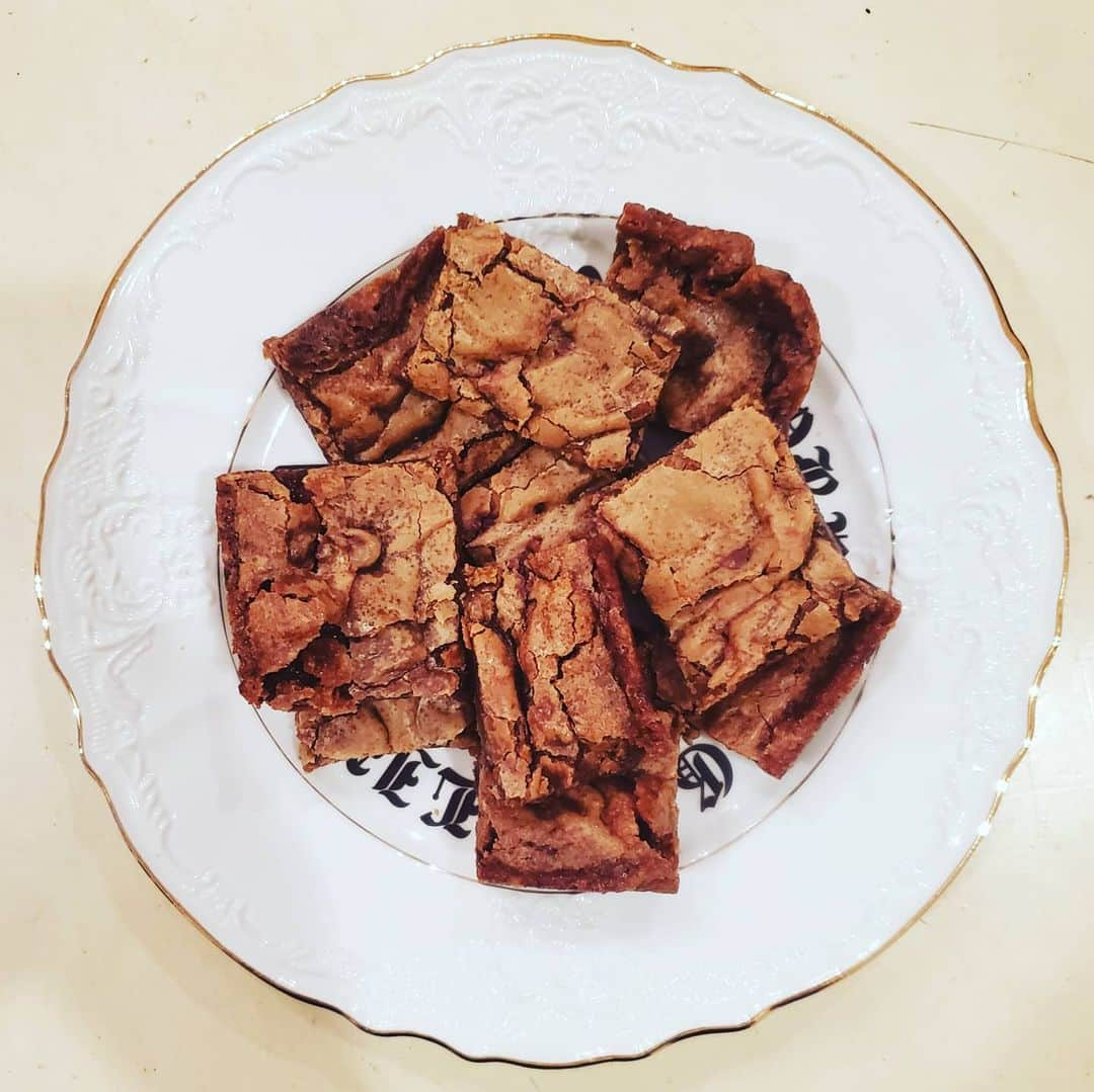 ガソリングラマーさんのインスタグラム写真 - (ガソリングラマーInstagram)「PLANT BASED CHOCOLATE CHIP BLONDIES #GASOLINEKITCHEN 🍫🍫🍫🌿🌿🌿 @maryjanesfarm organic unbleached vegan white flour  @vitacost salt baking soda BAKING POWDER vanilla salt @trysimplyeggless #eggs #veganegg  @wholesomesweet #ORGANIC #darkbrownsugar @miyokoscreamery oatmilk #butter #VEGANBUTTER  @enjoylifefoods #chocolatechips #vegan #veganfood #whatveganseat #plantbased #vegetarian #VEGANGOOD #vegansofig #veganfoodie #foodie #plantbased #plantbasedfood #plantbasedfoodie @gasolineglamour #gasolineglamour  @gtfoitsvegan  #gtfoitsvegan #snickerdoodle #blondies #dessert  #vegandessert  #veganblondies」2月3日 5時42分 - gasolineglamour