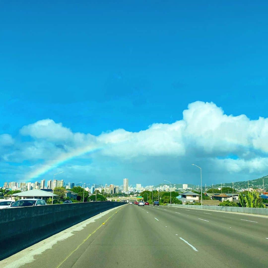 マキ・コニクソンさんのインスタグラム写真 - (マキ・コニクソンInstagram)「虹の島ハワイからおっはよ！  ハワイは火曜日です！ Happy Aloha Tuesday!! 😊  これから彼のファームがあるWaianae Valley に行ってお野菜の様子をみて来ます。🚗💨  朝から虹ちゃま🌈と会えたし 今日もAlohappyな一日の始まり！ 朝からテンション上げて 笑顔で１日を過ごそうね！😄  Have a Genki Day! 💪🏼  #エアハワイ🌺  #ハッピーレインボーのおすそ分け🌈  #虹の季節🌈 #一日の始まり #happyrainbowfarm」2月3日 5時53分 - makikonikson