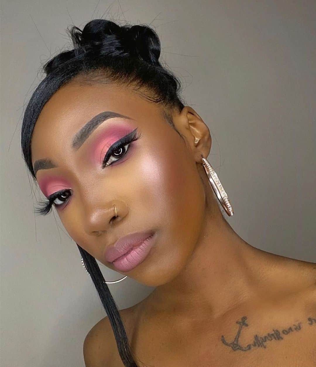 LiveGlamのインスタグラム：「Raise your hand if you’re in the v-day mood 💘😍 @breewilliamsmua used our lippie “Mood” to complete this gorgeous soft pink look 💄💋 #LiveGlamFam」