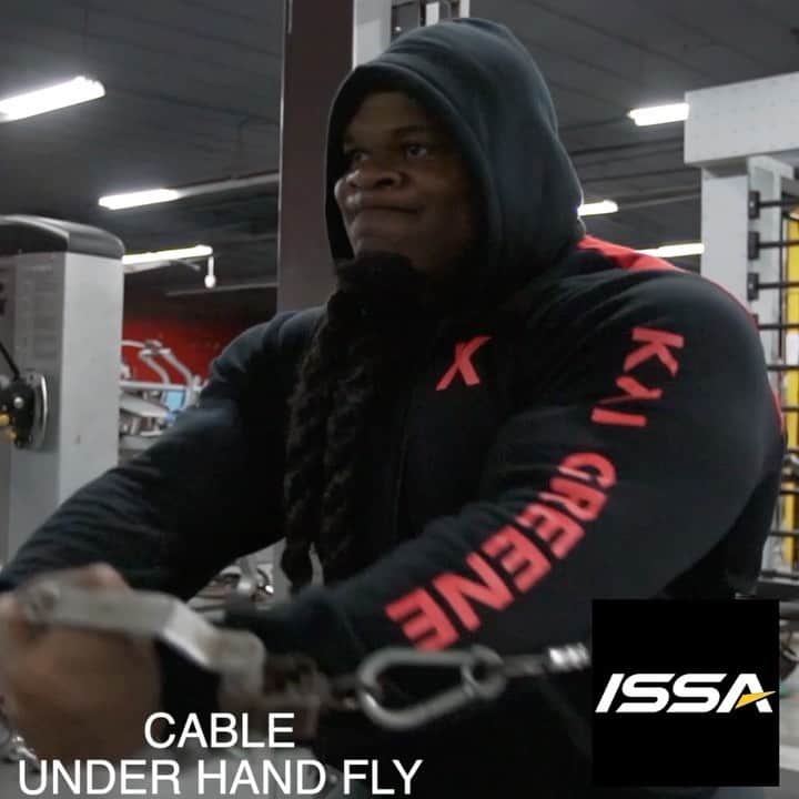カイ・グリーンのインスタグラム：「Carving the Perfect Chest 🔪   Become the sculptor of your own creation. Pick up the tool and take a hands on approach by mastering the movements of this incredible art.   Try this training routine to challenge your chest from all angles to ensure you develop optimal symmetry. As you master movements, continue to seek more knowledge and expand your training techniques to perfect your form.   @issaonline is revolutionizing the industry by sharing new studies and findings in their highly respected certification programs covering every field of fitness 🔬   Pick up their free eBook bundle through the link in my bio 💯   #ISSAcertified」