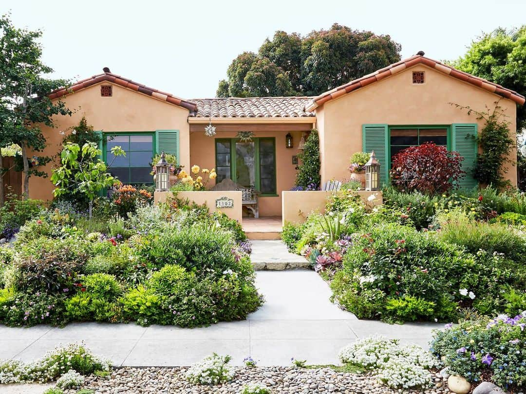 HGTVさんのインスタグラム写真 - (HGTVInstagram)「Six more weeks of winter! So why not soak up these super-sunny SoCal exteriors from #HGTVMagazine? Link in bio for more ☀️ curb appeal. 👆」2月3日 6時02分 - hgtv