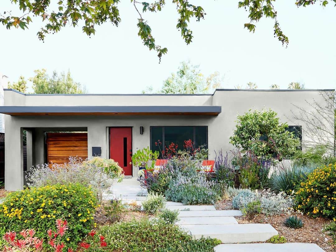 HGTVさんのインスタグラム写真 - (HGTVInstagram)「Six more weeks of winter! So why not soak up these super-sunny SoCal exteriors from #HGTVMagazine? Link in bio for more ☀️ curb appeal. 👆」2月3日 6時02分 - hgtv