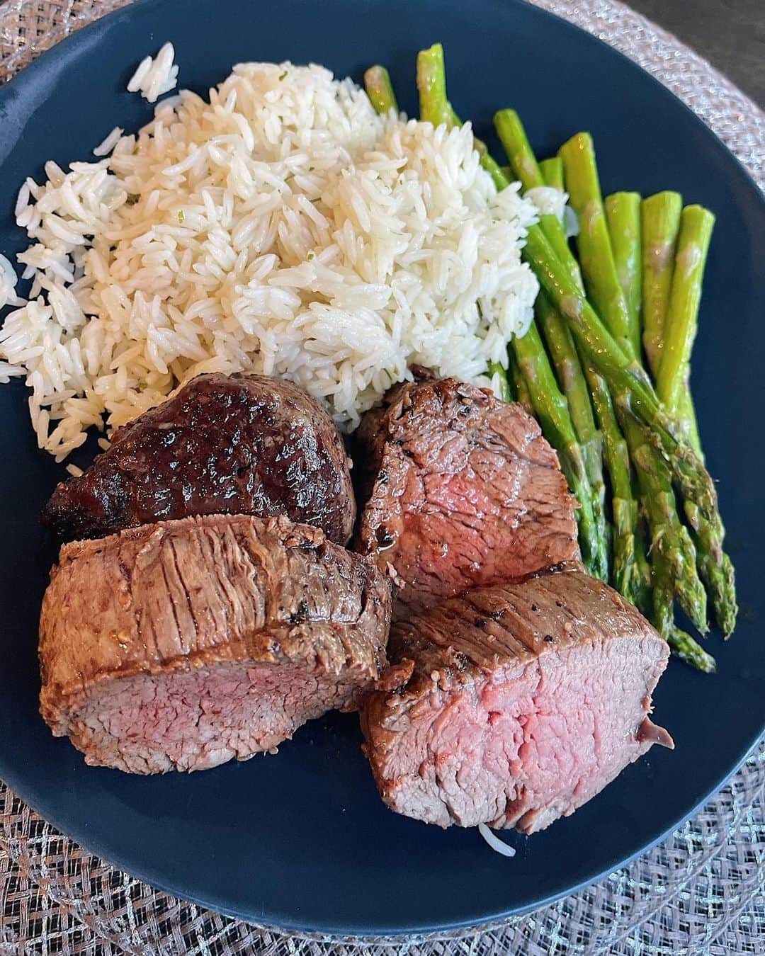 Sascha Barbozaさんのインスタグラム写真 - (Sascha BarbozaInstagram)「Lomito al horno! A Andy le fascinó y el es piqui con la carne así que si le gustó a él pasa la prueba😅 lleva un poquito de trabajo pero si te gusta la carne vale la pena. El plato que viene en la foto es el de Andy, cuando yo como carne de res lo acompaño exclusivamente con vegetales, mi acompañante fueron los espárragos y la sopa de auyama, Y me comí dos medallones que no eran muy grandes, aprox 180g entre los 2.   Este fue el procedimiento: agarré un lomito grande, lo limpié quitándole la grasa que sobraba por fuera, condimente con sal gruesa y pimienta. Luego con pabilo lo amarre, esto ayuda a que en el horno se cocine de manera más uniforme. Antes de hornearlo lo selle, la sarten que utilice se puede meter en el horno, a una temperatura media alta calenté aceite de oliva y selle el lomo, que me tocó picarlo en dos porque era muy grande, por cada una de sus partes, esto ayuda a darle un bonito color y a sellarlo. Aproximadamente tres a cuatro minutos por cada lado. Una vez listo en la sartén, le puse por encima una pequeña mezcla de ajo machacado y ghee; un tipo de mantequilla clarificada. Este paso es opcional pero le da un sabor muy rico y luego de horneado queda como una salsa muy sabrosa en el fondo.   Luego en el horno previamente calentado a 425 F lo hornee hasta lograr una temperatura interna de 135-140 (aproximadamente 25 min) . Dejar reposar el lomito unos 10 minutos y luego lo rebane. El tiempo depende de cuál es el término que te gusta, queríamos lograr un término 3/4.  A mí la carne me cae pesada si la combino además con carbohidratos almidonados por eso cuando como carne de res la combino solo con vegetales.」2月3日 5時54分 - saschafitness