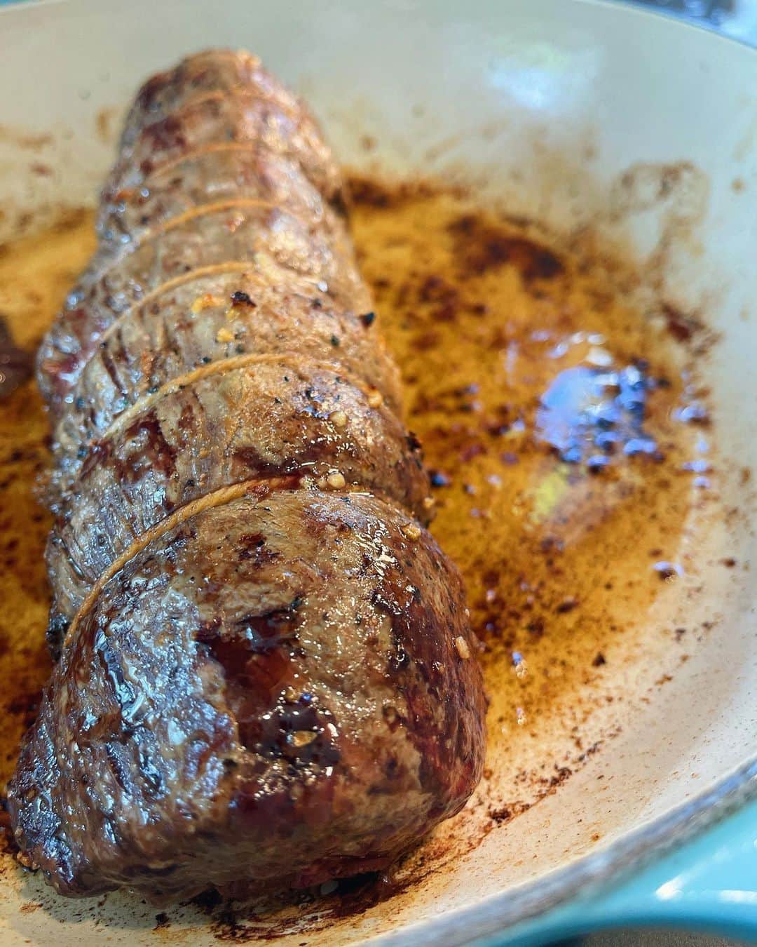 Sascha Barbozaのインスタグラム：「Lomito al horno! A Andy le fascinó y el es piqui con la carne así que si le gustó a él pasa la prueba😅 lleva un poquito de trabajo pero si te gusta la carne vale la pena. El plato que viene en la foto es el de Andy, cuando yo como carne de res lo acompaño exclusivamente con vegetales, mi acompañante fueron los espárragos y la sopa de auyama, Y me comí dos medallones que no eran muy grandes, aprox 180g entre los 2.   Este fue el procedimiento: agarré un lomito grande, lo limpié quitándole la grasa que sobraba por fuera, condimente con sal gruesa y pimienta. Luego con pabilo lo amarre, esto ayuda a que en el horno se cocine de manera más uniforme. Antes de hornearlo lo selle, la sarten que utilice se puede meter en el horno, a una temperatura media alta calenté aceite de oliva y selle el lomo, que me tocó picarlo en dos porque era muy grande, por cada una de sus partes, esto ayuda a darle un bonito color y a sellarlo. Aproximadamente tres a cuatro minutos por cada lado. Una vez listo en la sartén, le puse por encima una pequeña mezcla de ajo machacado y ghee; un tipo de mantequilla clarificada. Este paso es opcional pero le da un sabor muy rico y luego de horneado queda como una salsa muy sabrosa en el fondo.   Luego en el horno previamente calentado a 425 F lo hornee hasta lograr una temperatura interna de 135-140 (aproximadamente 25 min) . Dejar reposar el lomito unos 10 minutos y luego lo rebane. El tiempo depende de cuál es el término que te gusta, queríamos lograr un término 3/4.  A mí la carne me cae pesada si la combino además con carbohidratos almidonados por eso cuando como carne de res la combino solo con vegetales.」