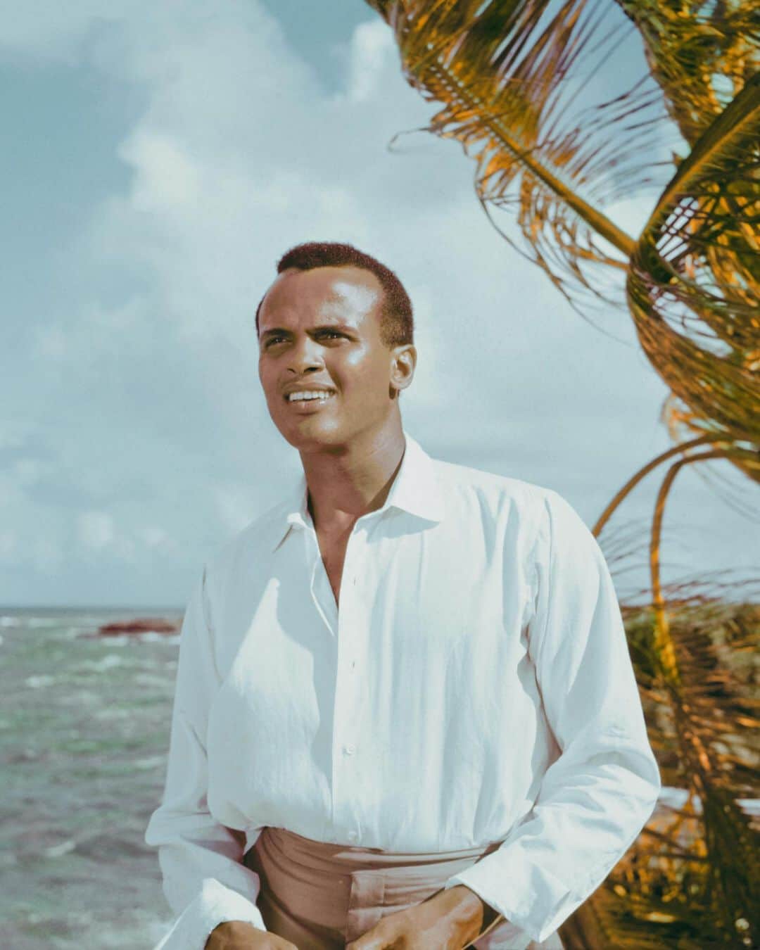 Polo Ralph Laurenさんのインスタグラム写真 - (Polo Ralph LaurenInstagram)「In celebration of Black History Month, we honor cultural icons who inspire us to dream.    The “King of Calypso,” Harry Belafonte is a singer, songwriter, actor, and activist who incorporated his heritage into his art, bringing Caribbean-style music to an international audience. He also married his style and celebrity status with activism. Inspired by his mentor Paul Robeson, Belafonte became an ally of the Civil Rights Movement in support of Martin Luther King Jr.    Today, Belafonte continues his advocacy for humanitarian efforts. Since 1987, he has worked as an ambassador for UNICEF.   Black history is American history.  Discover more on RL Mag via the link in bio.  Photos: Getty Images」2月3日 5時55分 - poloralphlauren