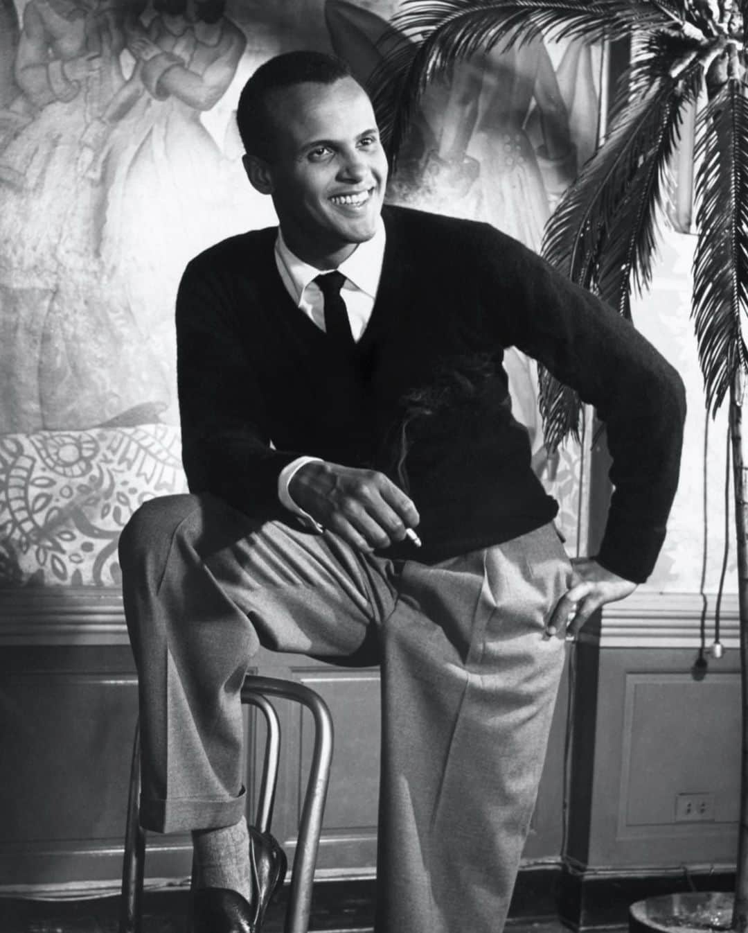 Polo Ralph Laurenさんのインスタグラム写真 - (Polo Ralph LaurenInstagram)「In celebration of Black History Month, we honor cultural icons who inspire us to dream.    The “King of Calypso,” Harry Belafonte is a singer, songwriter, actor, and activist who incorporated his heritage into his art, bringing Caribbean-style music to an international audience. He also married his style and celebrity status with activism. Inspired by his mentor Paul Robeson, Belafonte became an ally of the Civil Rights Movement in support of Martin Luther King Jr.    Today, Belafonte continues his advocacy for humanitarian efforts. Since 1987, he has worked as an ambassador for UNICEF.   Black history is American history.  Discover more on RL Mag via the link in bio.  Photos: Getty Images」2月3日 5時55分 - poloralphlauren
