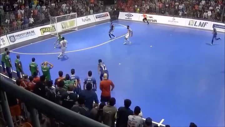アレッサンドロ・ローザ・ヴィエイラのインスタグラム：「Jogo em casa #ArenaAlavanca Sorocaba, Faltam 40 segundos e o jogo está Sorocaba 4x4 Florianópolis...  Estávamos perdendo de 4x1, entrei no sacrifício e na injeção, adversário foi aproveitar minhas dificuldades mas roubei a bola-  Final de jogo, Sorocaba 5x4 Florianópolis, onde fiz 4 gols!  Momentos eternos!」