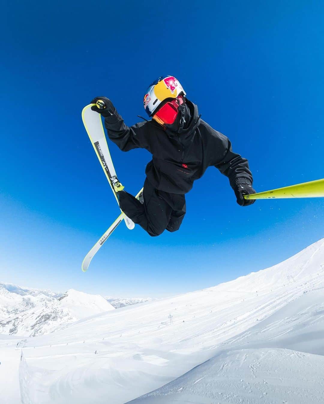 goproさんのインスタグラム写真 - (goproInstagram)「Photo of the Day: On Tuesdays we tail grab ⛷#GoProAthlete @jespertjader + #GoProHERO9 Black.  #ProTip: Turn your ski pole into a selfie stick with the Pole Mount. Equipped with a mounting buckle, 360° rotation, + 16 secure positions, this is our go-to accessory on the hill. 📷  #GoPro #GoProSnow #Skiing #Backflip #GoProSelfie」2月3日 5時59分 - gopro