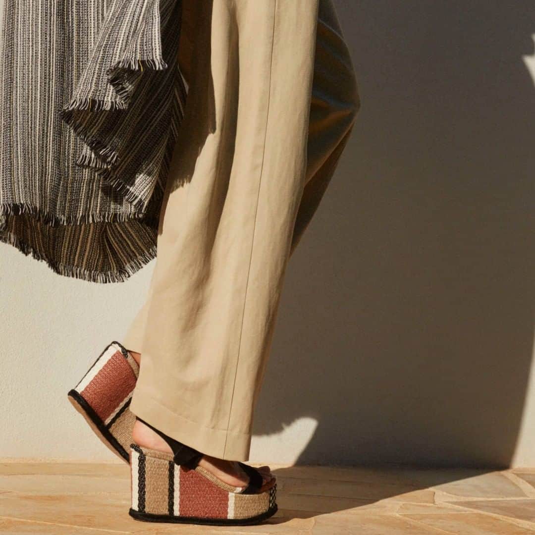ペドロガルシアのインスタグラム：「Allergic to minimalism? Then you’ll love these voluminous Southwestern suede cowhide platform sandals. Style: Danu/ ‘faux’ buckle wedge sandal in black castoro suede. #pedrogarciashoes #madeinspain」