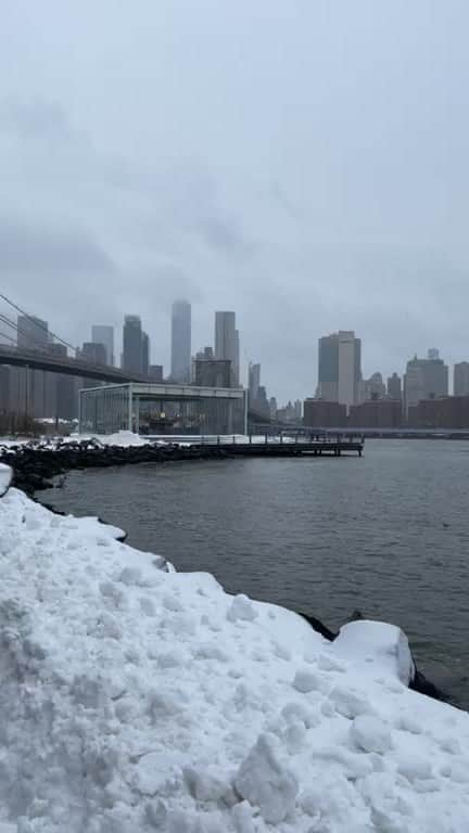 New Yorkのインスタグラム：「Join me as I stroll  around Dumbo, Brooklyn and walk over the Brooklyn bridge.」