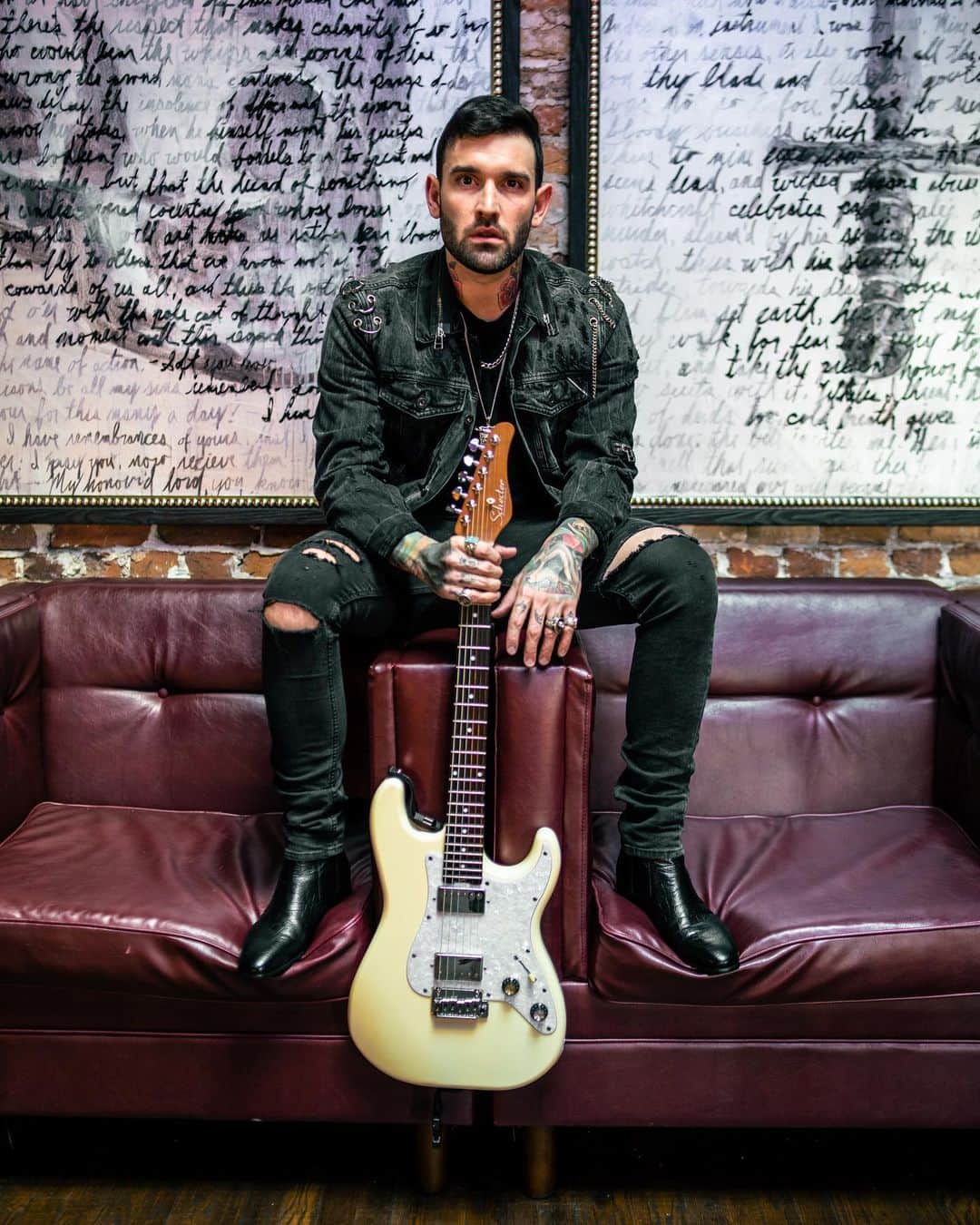ジャック・ファウラーのインスタグラム：「As a kid I always dreamed of having a signature guitar, especially with a company like @schecterguitarsofficial Today it’s finally out. We have been working on this for over a year to make sure everything was absolutely perfect down to the shade of the ivory finish. I couldn’t be more happy with the way this came out and now you can get one too!!! I just wanna thank @schecterguitarsofficial for putting something so special together and building something that’s truly incredible❤️📸 @awesomedon LINK IN BIO」