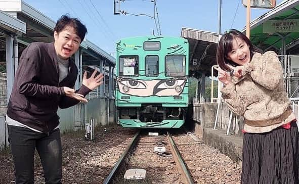 六車奈々さんのインスタグラム写真 - (六車奈々Instagram)「伊賀PR動画、ご覧くださいましたか？ 映像が美しく、ノスタルジックでステキな作品です。  演出は、安田真奈監督。 映画「幸福(しあわせ)のスイッチ」「TUNAガール」の監督・脚本でご存知の方も多いかもしれませんね。私は、映画「オーライ」でお世話になりました。  映画『オーライ』 https://yasudamana.com/jp/allright/  あれから約20年！ またこうして真奈さんとお仕事をご一緒させていただけるなんて！ 感慨深い。。。 真奈さん、本当にありがとうございました！  現場は、真奈さんの丁寧な演出に助けて頂きながら、スタッフの皆さんとも和気藹々。特に共演の荘口彰久さんとは、待ち時間も大爆笑の連続。そして伊賀市の方も温かくフレンドリーに迎えてくださり、本当に楽しい現場でした。  今回、初めて訪れましたが、 伊賀市は、本当に素晴らしい街でした。 度肝を抜く忍者電車に楽しませてもらい、 歴史的建造物に感動し、 のどかで美しい自然の風景に癒されました。 時間があれば、伊賀牛も食べたかったー（笑）  伊賀市には、忍者屋敷や歴史的建造物、芭蕉ゆかりのスポット、昭和レトロな街並み、伊賀牛、田楽、和菓子、伝統工芸体験、だんじり会館など、心癒される観光資源がたくさん。  またNIPPONIA HOTEL伊賀上野城下町は、2020年11月1日 オープンしたばかり。動画にもあるように、古い日本家屋を劇的にステキにリノベーションしてあり、本当に最高でした。  伊賀って、こんなステキな街だったんだなぁ。 私も次回は、家族とゆるり、行きたいな。 皆さんもぜひ、伊賀の街をゆるりと楽しんでみてね。  動画は、私のブログにリンクを貼ってます！  #伊賀市 #三重県 #観光 #忍者 #忍者屋敷 #松尾芭蕉 #nipponiahotel  #nipponiahotel伊賀上野城下町  #おすすめ旅行 #安田真奈　監督 #荘口彰久　さん #六車奈々  #japan #igacity #ninja #japanesecastle #travelphotography #travel」2月3日 6時07分 - nanarokusha