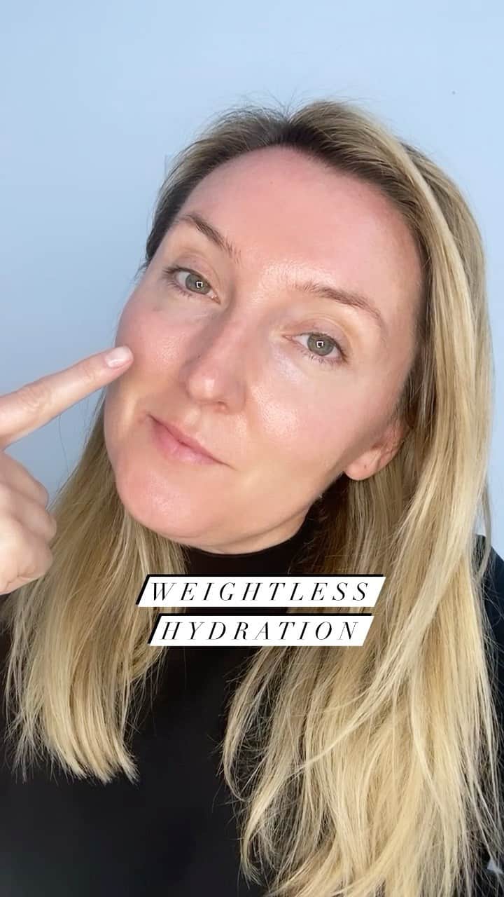 JO BAKERのインスタグラム：「L O T I O N • E M U L S I O N 🇯🇵 Learning how to properly combine #emulsion and #lotion #japaneseskincare method using supremely lux and decadent @decortebeauty #meliority #decorte ...✨ #senstiveskin approved!!! Lightweight, ph balancing and dewy to touch hydration!! 🙌🏻🇯🇵 see stories for more details on using two step emulsion and lotions !!」
