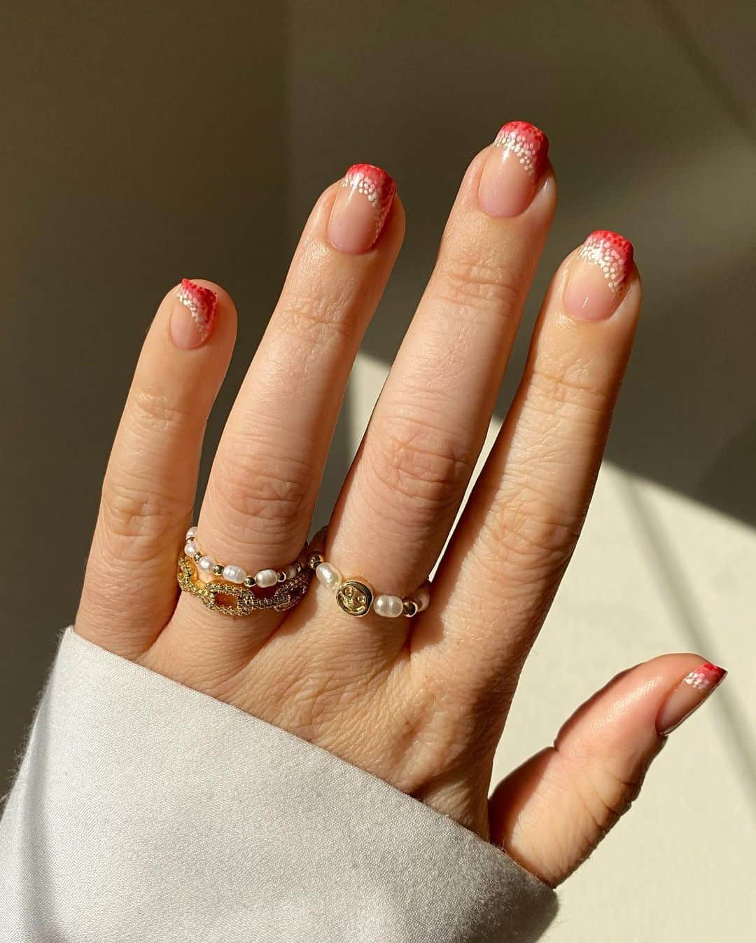 Soniaさんのインスタグラム写真 - (SoniaInstagram)「French tips, but make them sprinkles💞 you know I love me an easy dotticure💅  - Rings: @elissarobynjewelry」2月3日 6時18分 - badgirlnails