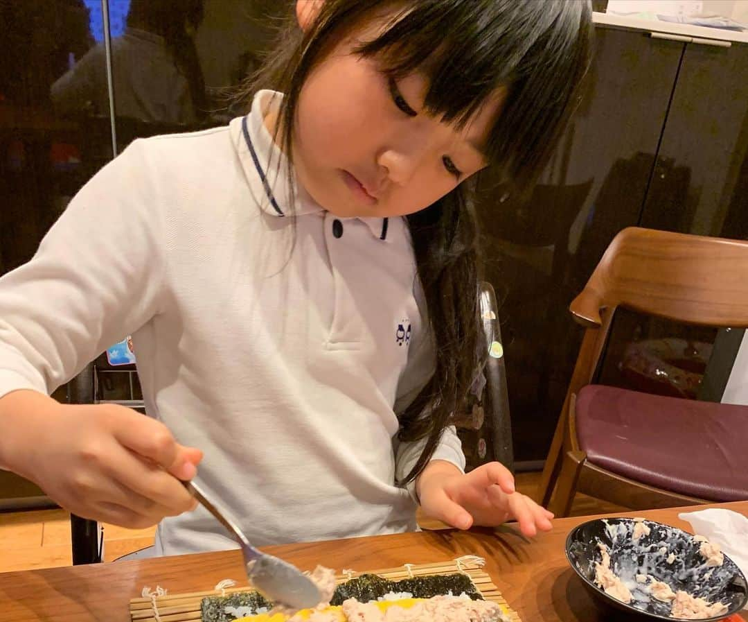 鈴木桂治さんのインスタグラム写真 - (鈴木桂治Instagram)「節分 恵方巻きを作り、食べる。 とにかく元気に👌👌 #suzukifamily #setubun #ehoumaki」2月3日 6時12分 - gk.kizuna