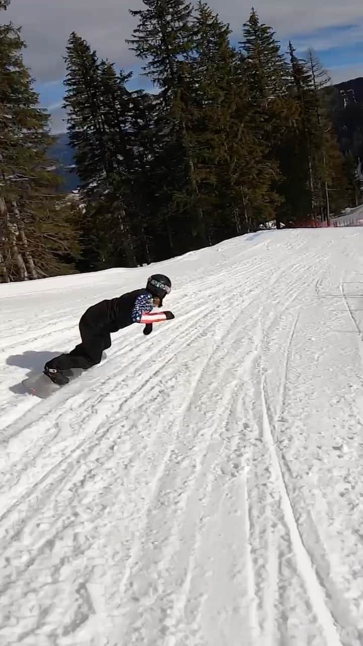 リンゼイ・ジャコベリスのインスタグラム：「Last day on course before headed to World Champs 🇦🇹 ✈️ 🇸🇪 @paulmitchell @bernhelmets @blenderseyewear 🎥 @senna」