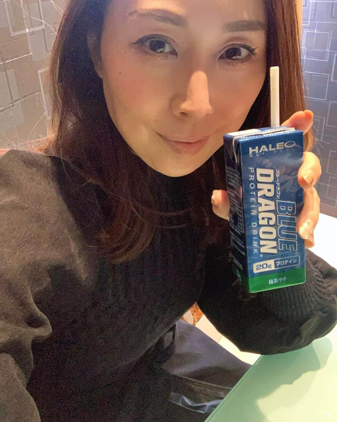 宮田綾子さんのインスタグラム写真 - (宮田綾子Instagram)「⁑ 先日 腹筋2万回してきました！ ほんと運動不足でね、笑 @fire_clinic_official  ファイヤークリニックの医療用EMSは30分寝てるだけで腹筋2万回の効果✨ 服の上から機械を付けるからサクッとできるのが簡単で嬉しいな MAX10のレベルでお腹の中心部がギューーっと絞られる感じ 医療用EMSは一般EMSの48億倍パワーがあるらしくて、コアな部分にダイレクトに効きます！ 院長先生にもダイエットの相談に乗っていただきました♪またよろしくお願いします！  #美容クリニック #痩身クリニック #医療痩身 #EMS #ダイエット #新宿三丁目 #ファイヤークリニック #FIRECLINIC  #ボディーメイク #pr #宮田綾子  #東京駅 #東京 #東京カメラ部 #tokyo #tokyostation #腹筋 #腹筋割りたい #ダイエット方法 #痩せたい #東京ライフ #美容好きな人と繋がりたい #美容好き」2月3日 6時25分 - ayako__miyata