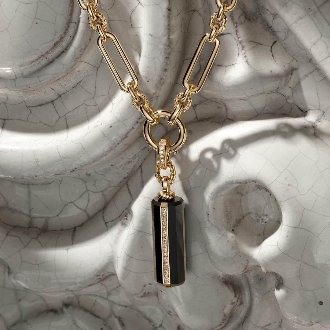 デビッドヤーマンのインスタグラム：「Sleek and sculptural forms. A Lexington chain and black onyx pendant with diamonds. #TapToShop #DavidYurman」