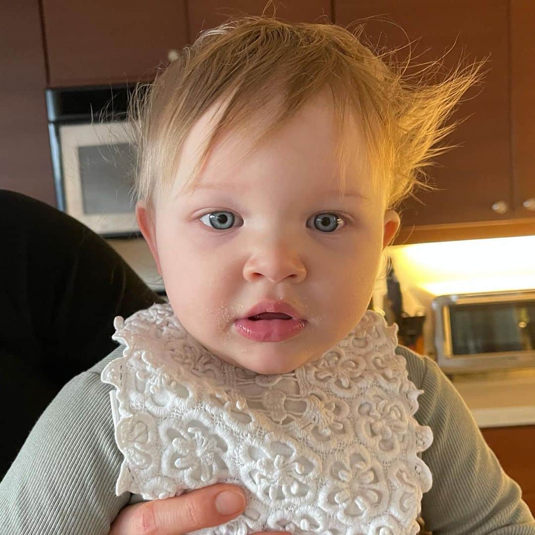 ミラ・ジョヴォヴィッチのインスタグラム：「Happy 1st Birthday to my little baby Osian!! Osi has made this challenging and crazy year so bright and full of love! She is the most loving, cheerful, hilarious, sweet and cuddly cupcake and never fails to put a smile on our faces. She also has a smile for everyone around her, be it family, friends or strangers. She demands connection from the world around her and through her direct stares and expressive personality, she gets it! We love her so much and I’m just so grateful to have her in our lives! Happy Birthday little lady. Your family adores you!!!❤️❤️❤️❤️」