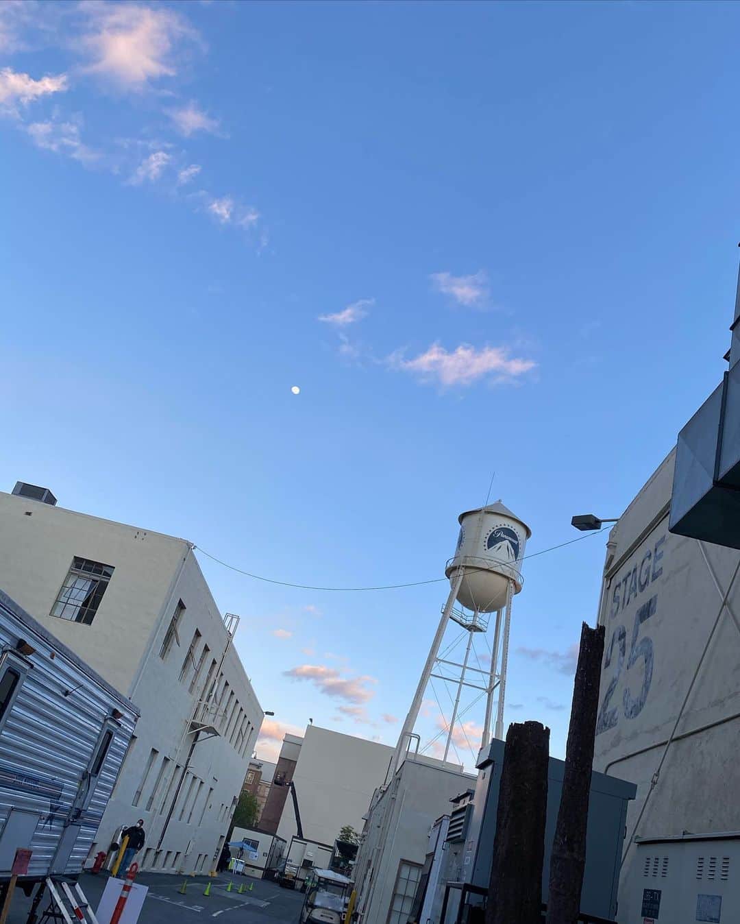 モニーク・コールマンのインスタグラム：「This time last week, I was at #paramountstudios preparing to film a guest star role on an episode of #familyreunionnetflix 💫  . I booked the job at 8pm on Friday night and was on set the following Monday at 9am. Less than 72 hours later. . Let this be a reminder that you may be closer than you think & everything you desire is just one phone call away. Don’t be deterred by your present circumstances. They can change on a dime. When I woke up that Friday, I had NO idea I was going to be spending the following week making magic with my friends & sharing the screen with the incomparable @lodivadevine 👑♥️🙌🏾 Not all surprises are bad. #expectmiracles」