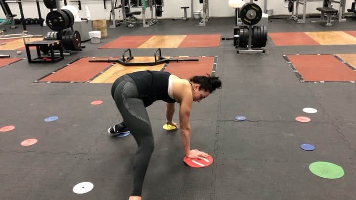 Sophie Pascoeのインスタグラム：「Gym warm up, twister version! 🔵⚪️⚫️🟠🔴🟣🟡🟢🟤」