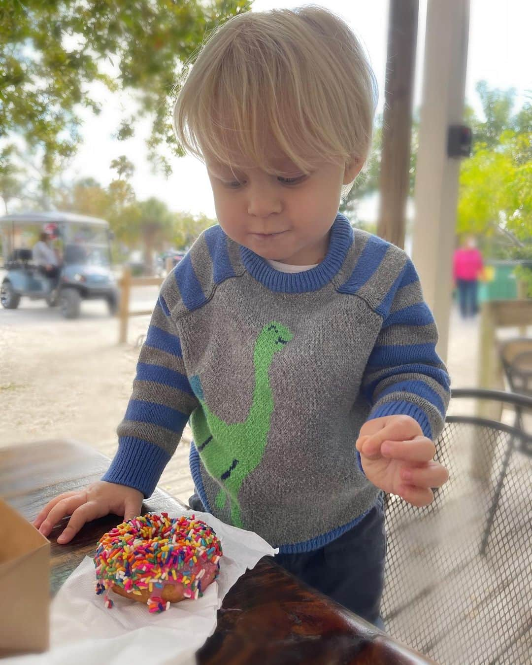 エミリー・デ・レイヴィンのインスタグラム：「🍩. A story in 6 parts.   @thedonutexperimentannamaria  #donutlove #toddlerlife #lifeontheroad」