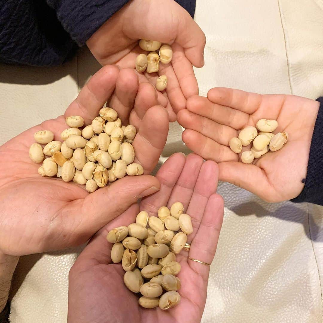 ギャル曽根のインスタグラム：「2月2日。 節分。 豆まきしました。 歳の数だけ豆を食べました🥰💛❤️ 恵方巻きは40本まきました。 #父44個 #母35個 #長男8個 #長女5個 #恵方巻き美味しかったなぁ。💜」