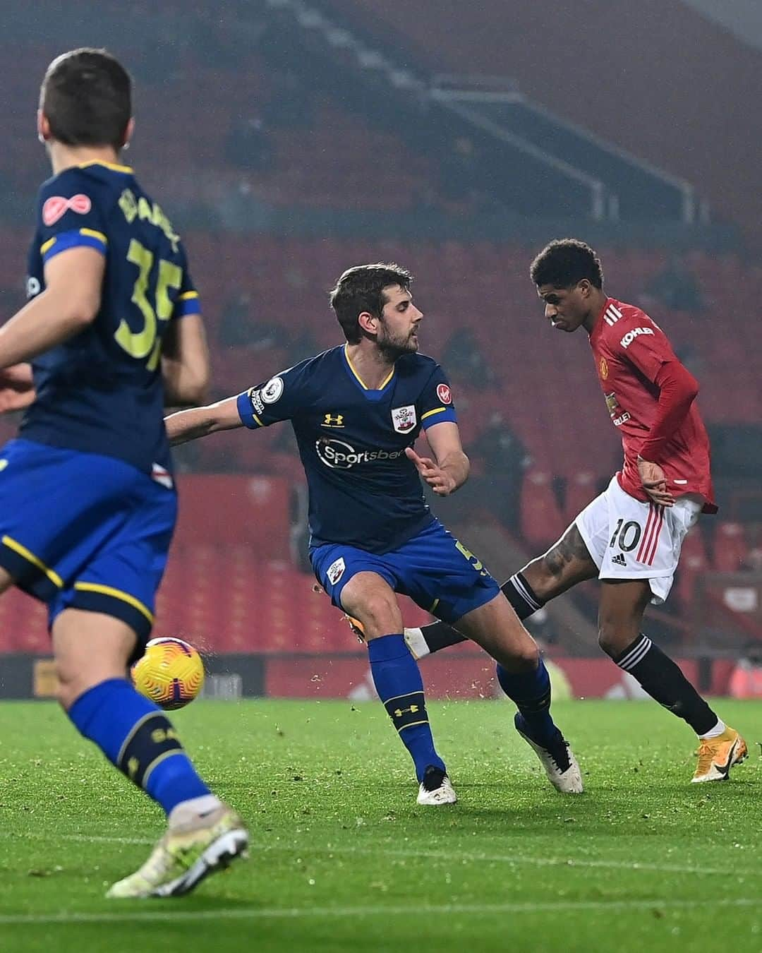 マンチェスター・ユナイテッドさんのインスタグラム写真 - (マンチェスター・ユナイテッドInstagram)「FOUR GOALS BEFORE HALF-TIME?! THAT'S INSANE!  #MUFC #ManUtd #PremierLeague」2月3日 6時42分 - manchesterunited