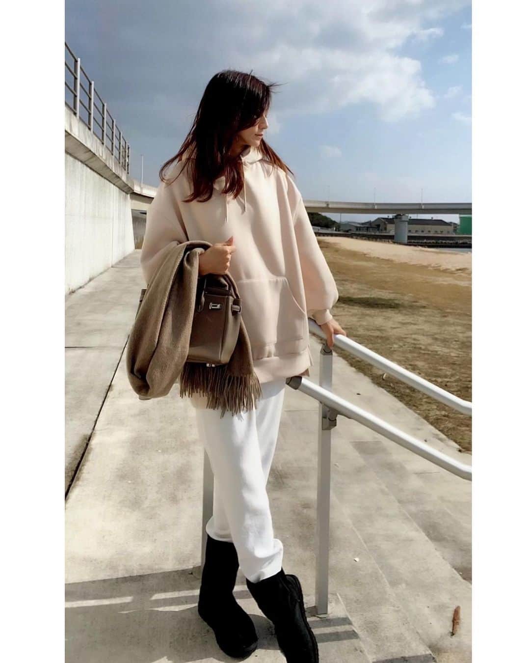 のインスタグラム：「おはようございます😃  朝はまだ真っ暗ですね。 今日も寒い一日になるみたいですので、体調に気をつけて下さいね。  去年の今頃も花粉症始まりは、声が枯れていて、また今年も同じ症状💦 年々症状も変わってきてるかも🥲 早く終わりますように…  昨日のコーデ ビックパーカーは裏起毛で暖かい‼️ @classicalelf_official   今ならZOZOTOWNでかならお値打ちだよ👍  本当はベージュパンプスと合わせてコーデ撮るつもりが、違うパンプスの右側しか車に入れてないことに気が付き、そのまま#ugg のブーツでコーデ撮っちゃいました🤣  だから、足元だけ黒になってる💦 でもちょうど海沿い歩けたし良かった☺️  今日も笑顔で素敵な一日を😊  いつもいいね👍コメント📝 ありがとうございます♥️  #fashion#snap#style#ootd#womesfushion#selfie#me#コーデ#code#cordi#大人カジュアル#50代ファッション#50代コーデ#アラフィフ#アラフィフコーデ＃ビックパーカー#zozotown #classicalelf #海好き#ugg ブーツ#シンプルコーデ#大人カジュアル#笑顔#感謝#ありがとう」
