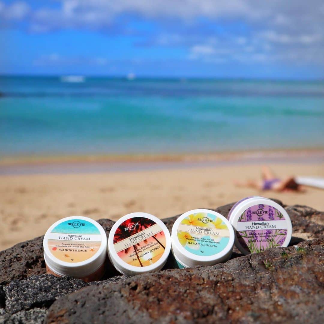 Belle Vie Hawaiiさんのインスタグラム写真 - (Belle Vie HawaiiInstagram)「ハワイの香りのハンドクリーム💕﻿ ﻿ 頻繁な手洗いと冬の乾燥で﻿ 今やハンドクリームは必需品🤲﻿ 乾燥を防ぐのはもちろん、﻿ しょっちゅう使うものなので﻿ お気に入りの香りだと尚嬉しいですよね😃﻿ ﻿ ハワイの香りをモチーフにした﻿ ベルヴィーオリジナルのハンドクリームは、﻿ オーガニック・シアバター、ククイナッツオイル、﻿ マカデミアナッツオイル、スウィートアーモンドオイルなど﻿ 植物の恵み+ビタミンEの働きで﻿ 手に栄養と潤いを与えて乾燥からしっかりガード❣️﻿ ﻿ ハワイを代表する花プルメリアやマウイラベンダーのほか、﻿ 浜辺に吹く風のような爽やか系ワイキキビーチの香り、﻿ ビーチの夕暮れ時をイメージした柑橘系のアラモアナ・サンセットなど﻿ 南国ハワイを思わせる癒しのフレグランスで、心まで潤いそう😘﻿ ﻿ ※人気のプルメリアはたっぷり使える2oz（56.6g）入りもご用意しています。﻿ ﻿ ﻿ ﻿ 【ベルヴィー情報】﻿ ・ワイキキ店﻿ 営業時間: 11:00〜16:00🈺﻿ ID提示でカマアイナ10%割引。﻿ その他、店頭だけのお買い得商品あり🈹﻿ 詳しくは店頭でお尋ねください。﻿ ﻿ ﻿ ﻿ #belleviehawaii﻿ #waikiki #hawaii﻿ #honolulu #hawaiilife﻿ #aloha #waikikibeach﻿ #hawaiicosmetics﻿ #ハワイ #ベルヴィー﻿ #ハワイ好き #オアフ島﻿ #ハワイ大好き #ハワイ生活﻿ #ハワイ行きたい #ハワイ在住﻿ #アロハ #プルメリア﻿ #ワイキキ #ハワイの香り﻿ #頑張れハワイ #ワイキキビーチ﻿ #ホノルル #ハワイインスタ﻿ #妄想ハワイ #ハワイライフ﻿ #ハワイ好きな人と繋がりたい」2月3日 6時51分 - belleviehawaii