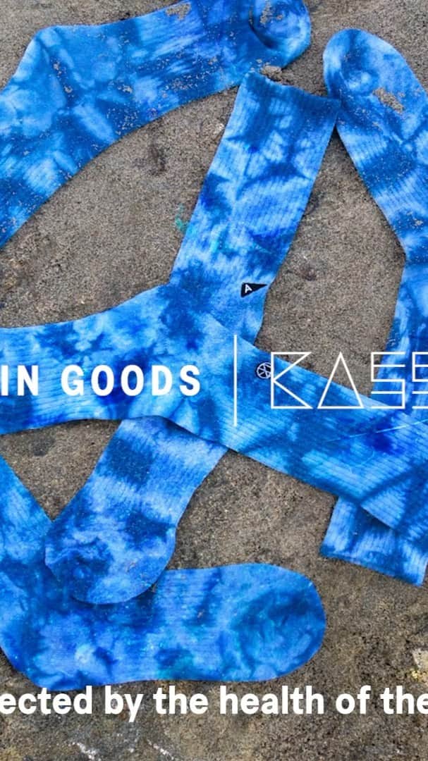 ボニー・ライトのインスタグラム：「such fun collaborating on these swirly socks 🌀 with my fellow ocean obsessed friend @kassiasurf kassia. we are acutely aware that everything we put down the drains and into our water systems ends up our oceans. the socks we made with @arvingoods have a cleaner and lower impact on our oceans. with their friendly plant dyes, the use of recycled cotton/poly they save 50+ gallons of fresh drinking water per pair. we are donating 22% of the sales to @savethewavescoalition an organization dedicated to protecting surf ecosystems. download their brilliant app and become a steward of your local beaches and waterways 💙 🎥 @heidizumbrun & @rhack  🎸 @birdconcernsband」
