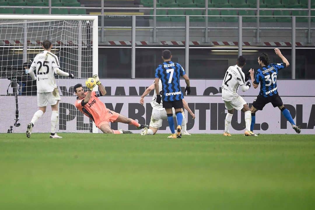 ジャンルイジ・ブッフォンのインスタグラム：「1100 volte come la prima volta.  Adesso.  Ancora una volta. Fino alla fine!  ⚪️⚫️  #InterJuve」