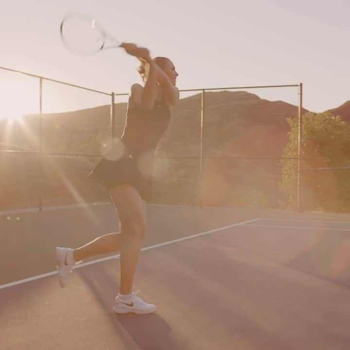 マリア・シャラポワのインスタグラム：「I love this team! The mission is strong, their product makes a positive impact on our bodies and I get to do massage therapy on camera 🙃. I was also pleased I still fit into my French Open dress for this 🎥 spot 😂 @therabody」