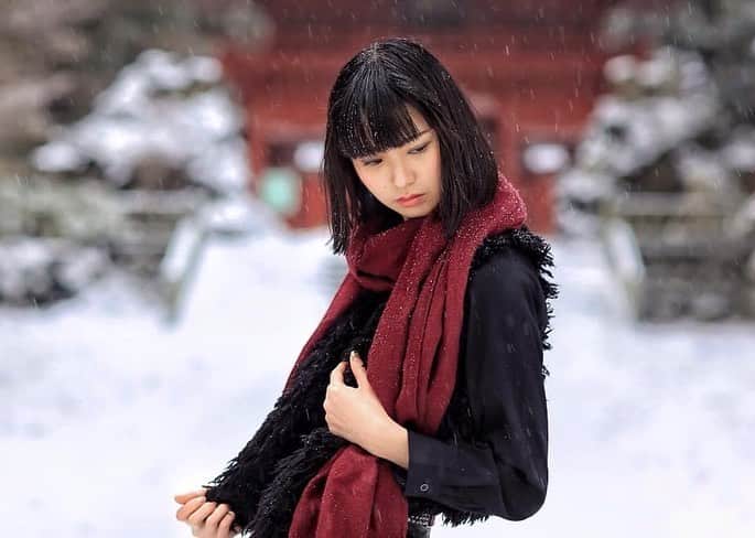 舘林佳史のインスタグラム：「カッコいい雪Photo🥰💓  富士のとある神社🧚‍♀️  宣材プロモーション撮影受け付け中〜😘  ﻿ ﻿誰でも物語の主人公になれるをキャッチコピーに﻿ ドラマや映画の物語のワンシーンの様なDramaticStoryPhotと言う名前で活動作品作りをしています。﻿ ﻿ 大好評のドラマティックフォトのご依頼はこのクオリティーで30000円〜(ほぼ諸経費)で受け賜わっています)^o^( ﻿ ﻿ 素敵な作品を一緒に作りたい！コラボレーションしたい 美容師・メイクアップアーティストさん ・服飾デザイナーさんクリエイターさんも随時募集中です✨﻿ ﻿ お姫様になりたい👸物語の主人公になってみませんか^ ^⁉︎.﻿ ﻿ ﻿ たった一枚の写真で人生が変わる‼️﻿ ﻿ ﻿ ✨作品作り体験モデルに興味がある方 ドラマティックフォト依頼 撮影依頼 体験モデル募集﻿ ﻿ ①お名前②地域③年齢④身長⑤LINE ID⑥応募理由やお問い合わせ内容⑦最近の髪型スタイルの分かる写真をDMまたはメール下さい✨﻿ ﻿ 📩contact@dramaticphoto.jp﻿ ﻿ モデル宣材撮影 コンポジ Book作り プロフィール撮影 ブライダルフォト記念撮影 衣装レンタル 成人式 着物 ドレスロケーションフォト スチール サロンモデル撮影 写真集等撮影のご依頼何でもお気軽にお問い合わせDM下さい✨📩 .﻿ ༚┈❁┈༚༝༝༚┈❁┈༚༝༝༚┈❁┈༚༝༝༚┈❁┈ ༚༝༝༚┈❁┈ . ．﻿ #フォトジェニック#プロモーション撮影#静岡#撮影 #ドラマティックストーリーフォト#インスタ映え#作品作り #撮影依頼#シューティング#撮影依頼募集中 #ファインダー越しの私の世界 #写真を撮るのが好きな人と繋がりたい  #ストロビスト#ポートレート#ポートレートモデル#モデル募集#被写体#カメラマン#フォトグラファー#photographer」