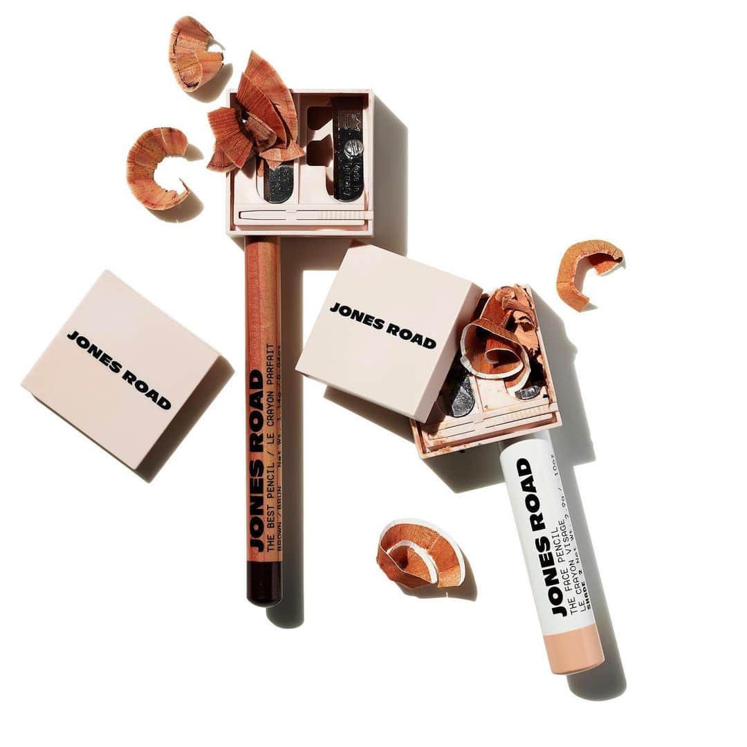 ボビー・ブラウンのインスタグラム：「Service announcement: we are sold out of the sharpener. It’s our bad that we didn’t order enough. We’re gathering a list of the ones to buy in the meantime. Both pencils are pretty standard shapes. It was just nice to have 2 sizes in one. #wellbeback 📸 @joninnewyork」