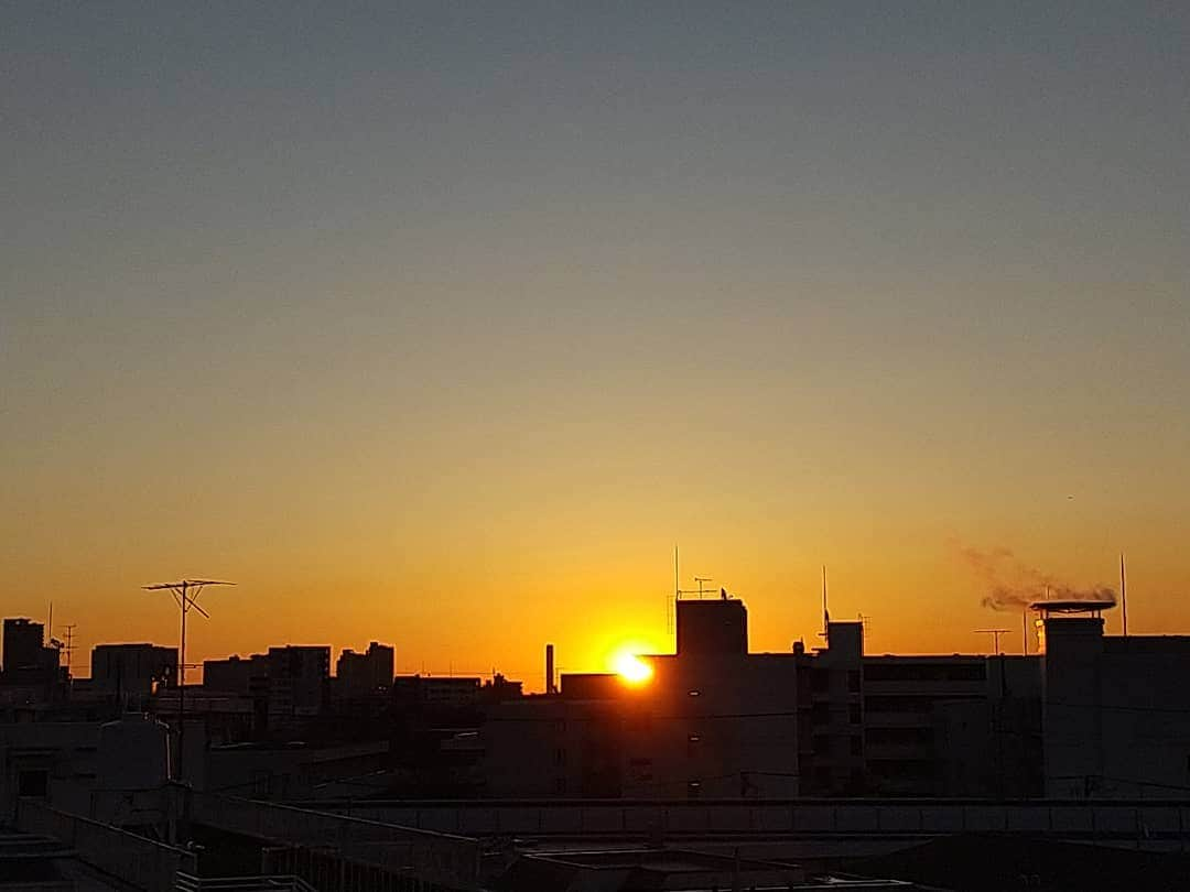 春山恵理さんのインスタグラム写真 - (春山恵理Instagram)「立春大吉の朝日🌄 でも実際の立春はきょうの２３時５９分です！ きょうは午後から司会の仕事。夜景に関する内容なので楽しみです🎤 ※ご報告。これまで７年ほどお世話になった所属事務所を昨年秋に離れました。  #立春 #立春大吉  #朝日  #あさそら  #アサソラ  #空が好きな人と繋がりたい  #空が好き #自宅からの景色  #スマホ撮影」2月3日 7時02分 - haruyamaeri