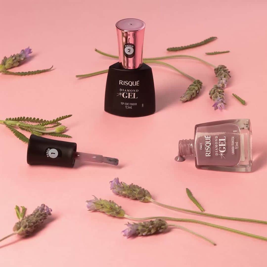 Risqueのインスタグラム：「Com o esmalte #LavandaFrancesa não vai faltar elegância! Em apenas dois passos (Cor + Top Coat Fixador), você tem a durabilidade e o alto brilho do diamante nas suas unhas! Escolha essa cor da linha #RisquéDiamondGel para seu #RisquéDaSemana e arrase! 💅✨ ⠀ #TáNasNossasMãos #EsmaltesRisqué #RisquéOficial」