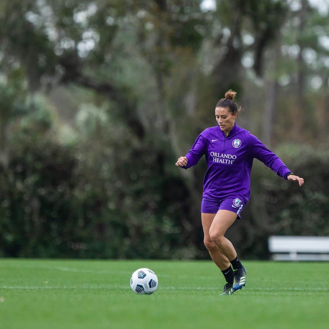 アリ・クリーガーのインスタグラム：「First couple days of my 15th pro season has begun and the exciting feeling, year after year only gets better💜🤗💁🏻‍♀️ LFG!」