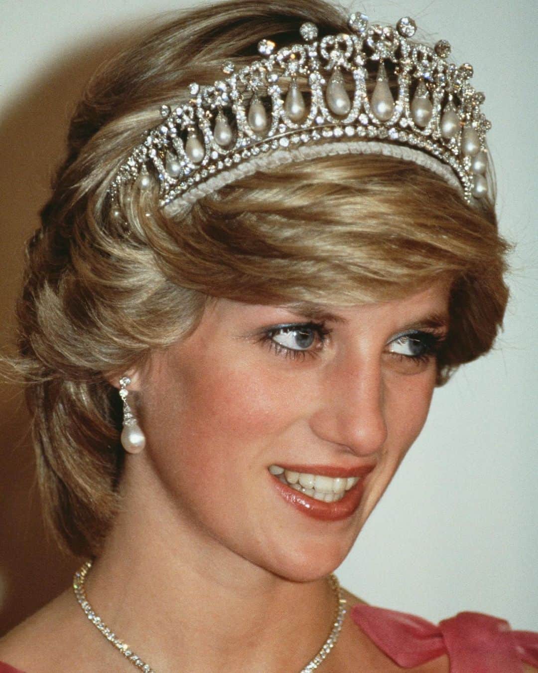 WHO WHAT WEARさんのインスタグラム写真 - (WHO WHAT WEARInstagram)「Princess Diana’s fashion sensibilities continue to inspire us, but we really need to talk about her beauty looks too. From her signature blue eyeliner to stunning hair transformations, tap the link in our bio to see Princess Diana’s most memorable beauty moments of all time.   photos: getty images」2月3日 7時14分 - whowhatwear
