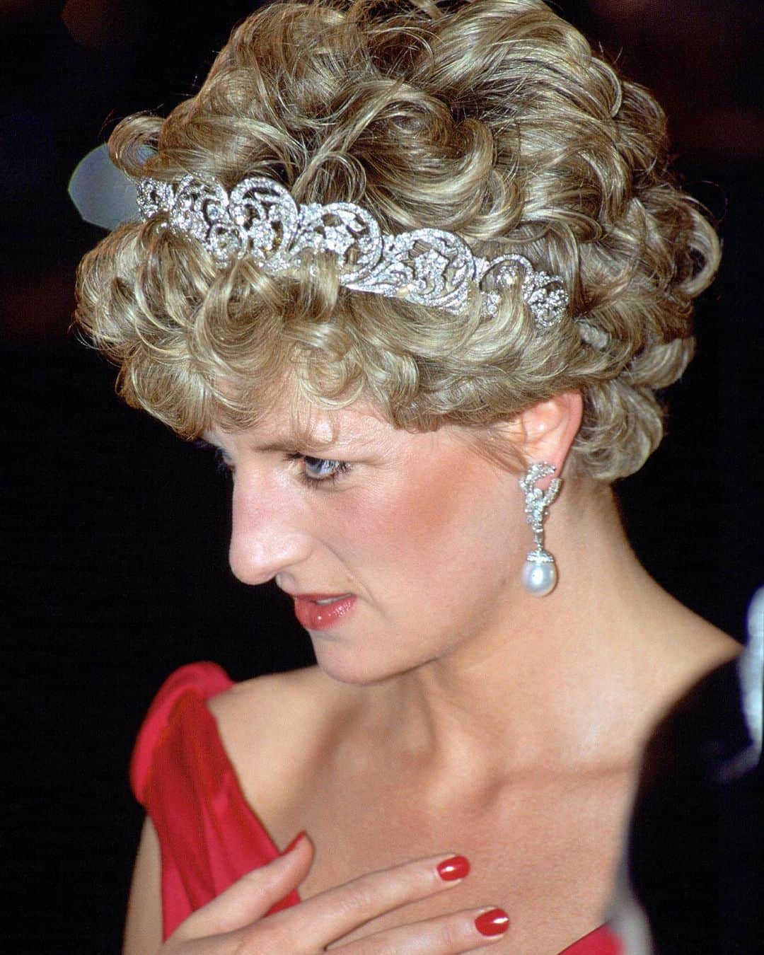 WHO WHAT WEARさんのインスタグラム写真 - (WHO WHAT WEARInstagram)「Princess Diana’s fashion sensibilities continue to inspire us, but we really need to talk about her beauty looks too. From her signature blue eyeliner to stunning hair transformations, tap the link in our bio to see Princess Diana’s most memorable beauty moments of all time.   photos: getty images」2月3日 7時14分 - whowhatwear