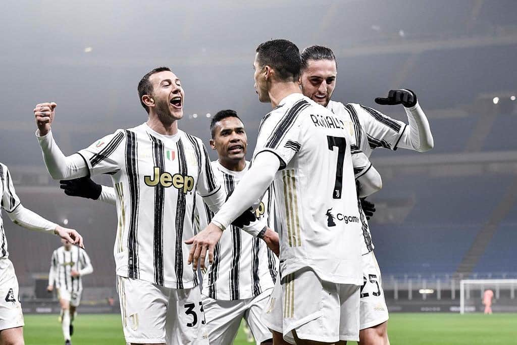 フェデリコ・ベルナルデスキのインスタグラム：「A fantastic team performance tonight! 🙌🏻 Next up, second leg! 💪🏻⚪⚫ #CoppaItalia #ForzaJuve」