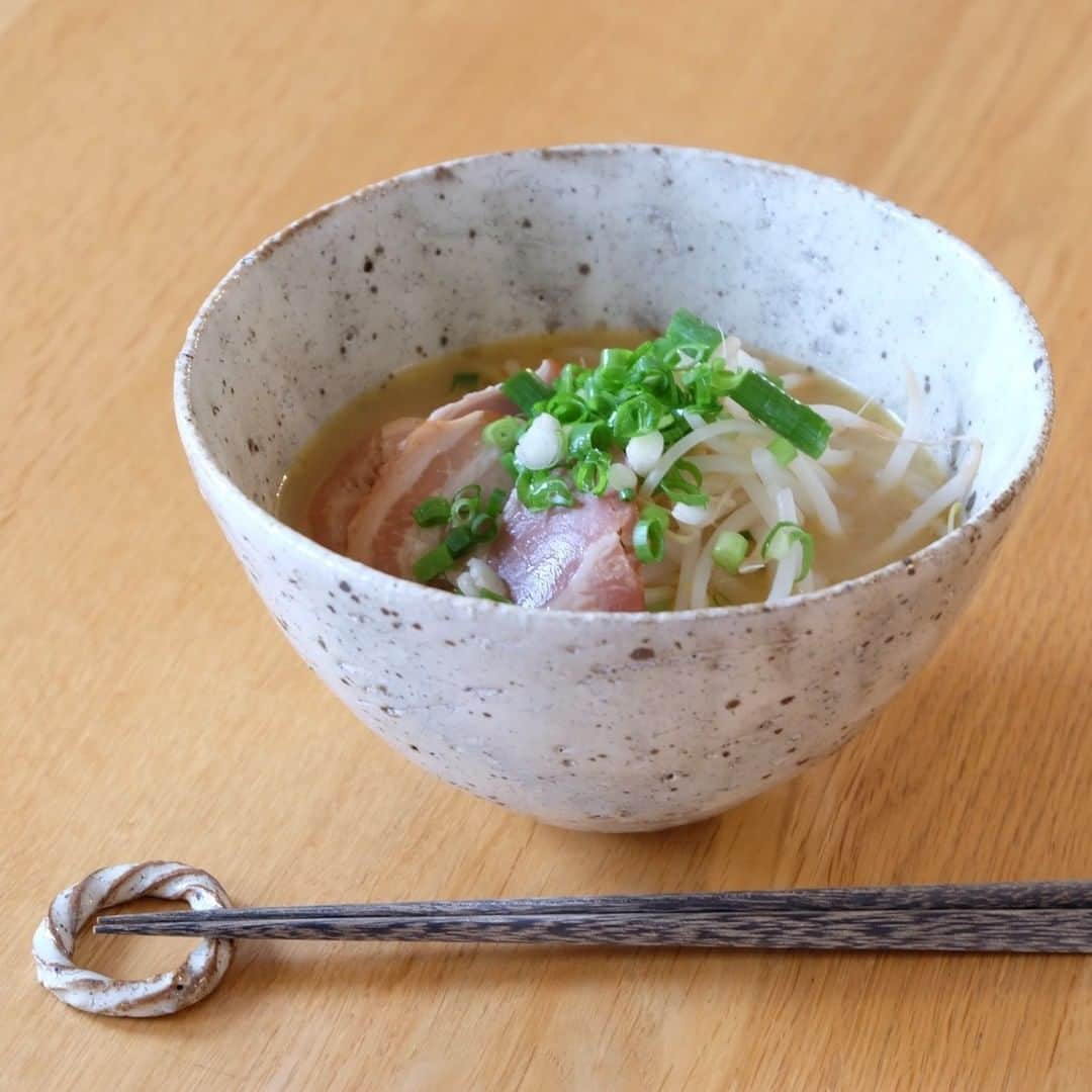 Komerco-コメルコ-さんのインスタグラム写真 - (Komerco-コメルコ-Instagram)「. 気分が上がる✨ #いろんな表情のどんぶり揃ってます 特集  今週の特集では、様々などんぶりを一堂に集めてみました。 ランチタイムにもってこいの ”どんぶりごはん” にはもちろん、うどんやそばなどの麺類にも🥢  使いやすくて、ついつい手にとってしまう…！そんなアイテムばかりです。 バレンタインギフトにも◎  ぜひ最新の特集を覗いてみてくださいね〜😃  -------------------------------⁣⁣⁣⁣⁣  ▷特集は、KomercoアプリとWebサイトのホーム画面でご紹介しています。⁣⁣⁣⁣⁣ 季節やイベントに合わせてオススメしたい商品をKomercoスタッフがピックアップしています。⁣⁣⁣⁣⁣ https://komer.co/pickups/3lPtNnO25aALaSkQJ8fi  ▷Web版はプロフィールリンクから📲⁣⁣⁣⁣⁣ @komerco_official⁣⁣⁣⁣⁣  ▷iOS版アプリのダウンロードはAppStoreにて「Komerco」または「コメルコ」と検索🔎⁣⁣⁣⁣⁣ -------------------------------⁣⁣⁣⁣⁣  #komerco #コメルコ #cookpad #クックパッド #komercoごはん #料理をもっと楽しく #いつものいただきますを楽しく #おうちごはんを楽しもう #おうちごはん #おうちごはんlover #instafood #foodpic #cookinglove #手しごと #komerco特集⁣⁣⁣⁣⁣ #komerco特集 #komercoフード #komercoクラフト #お取り寄せ #お取り寄せグルメ⁣⁣⁣⁣⁣ #バレンタイン #贈り物 #ギフト #バレンタインギフト #valentine #お茶碗 #どんぶり #丼 #麺」2月3日 7時30分 - komerco_official