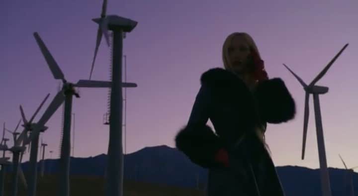 パク ・スジュのインスタグラム：「Hey Mr. Midnight, I’ve been waiting for you... ⌛️ NEW NEW NEW @desire_musicofficial video ‘Zeros’ Directed by Kirill Nong @begi_bratan Assistant director Polly Pierce @pollyshot Story by Desire Watch the full video from link in profile 👁  @italiansdoitbetter  Xx」